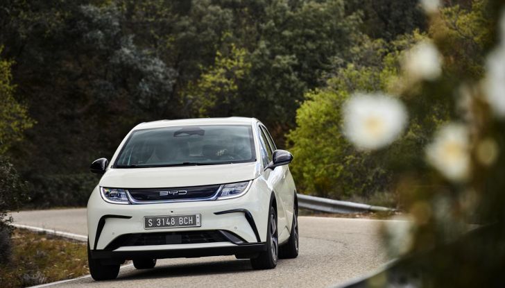 BYD Dolphin: caratteristiche, autonomia, prezzi e prova su strada a Milano - Foto 12 di 136