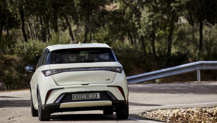 BYD Dolphin: caratteristiche, autonomia, prezzi e prova su strada a Milano - Foto 11 di 136