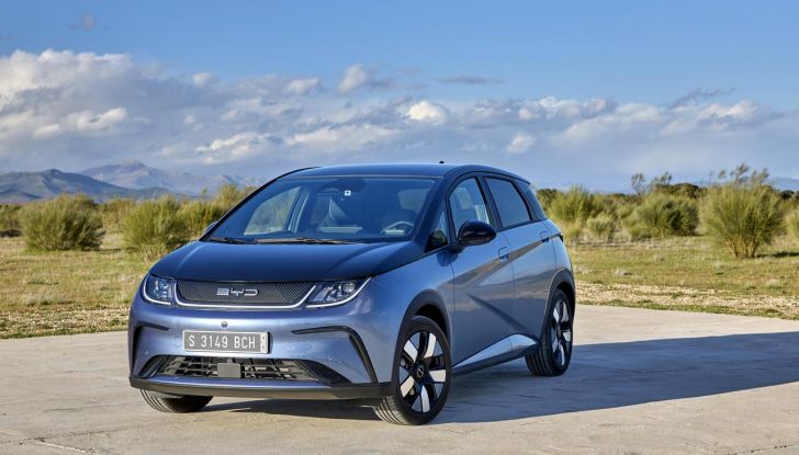 BYD Dolphin: caratteristiche, autonomia, prezzi e prova su strada a Milano - Foto 4 di 136