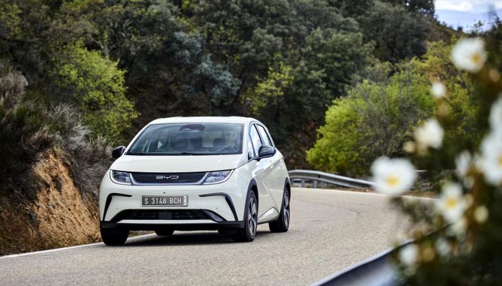 BYD Dolphin: caratteristiche, autonomia, prezzi e prova su strada a Milano - Foto 2 di 136