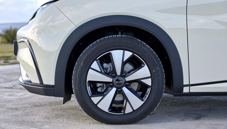 BYD Dolphin: caratteristiche, autonomia, prezzi e prova su strada a Milano - Foto 125 di 136