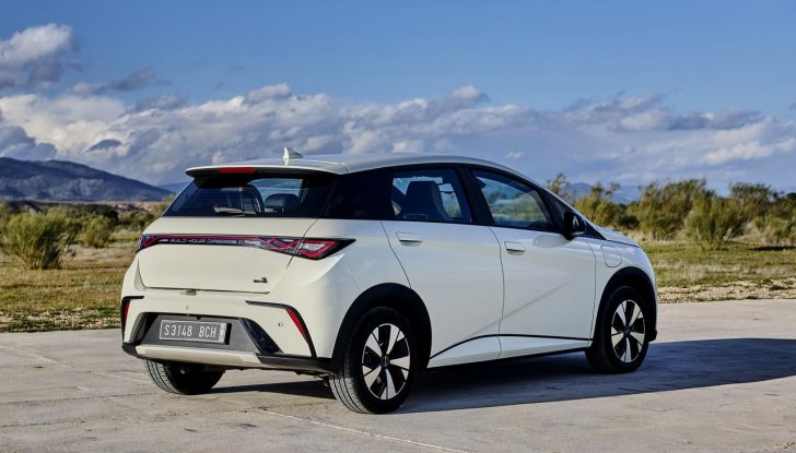 BYD Dolphin: caratteristiche, autonomia, prezzi e prova su strada a Milano - Foto 122 di 136
