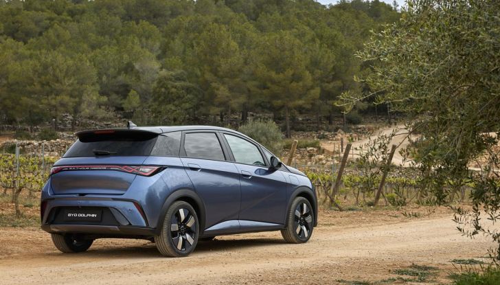 BYD Dolphin: caratteristiche, autonomia, prezzi e prova su strada a Milano - Foto 114 di 136