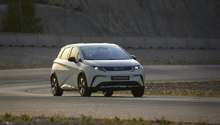 BYD Dolphin: caratteristiche, autonomia, prezzi e prova su strada a Milano - Foto 112 di 136