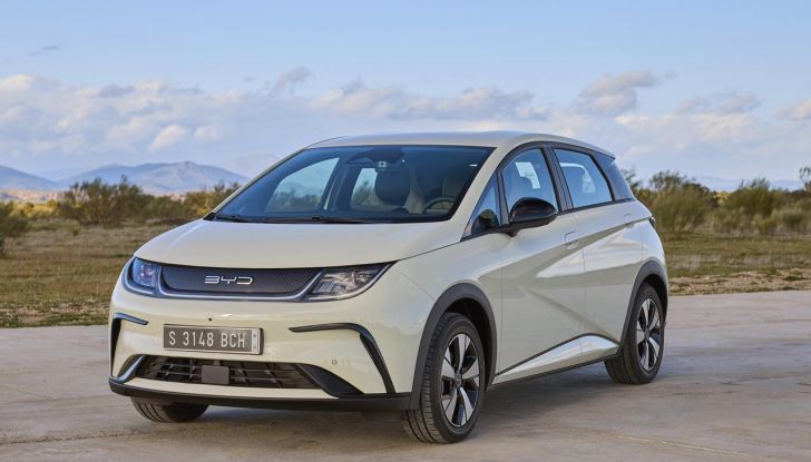 BYD Dolphin: caratteristiche, autonomia, prezzi e prova su strada a Milano - Foto 111 di 136