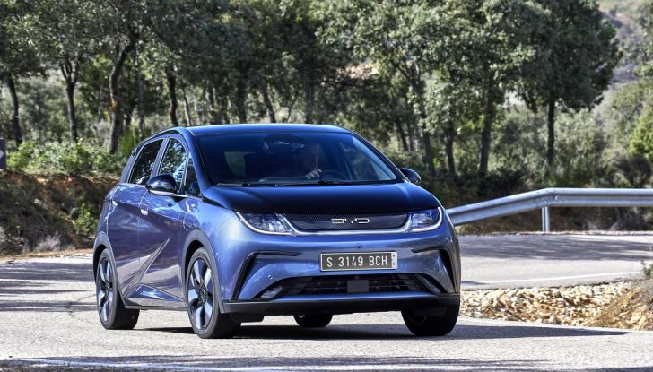 BYD Dolphin: caratteristiche, autonomia, prezzi e prova su strada a Milano - Foto 107 di 136