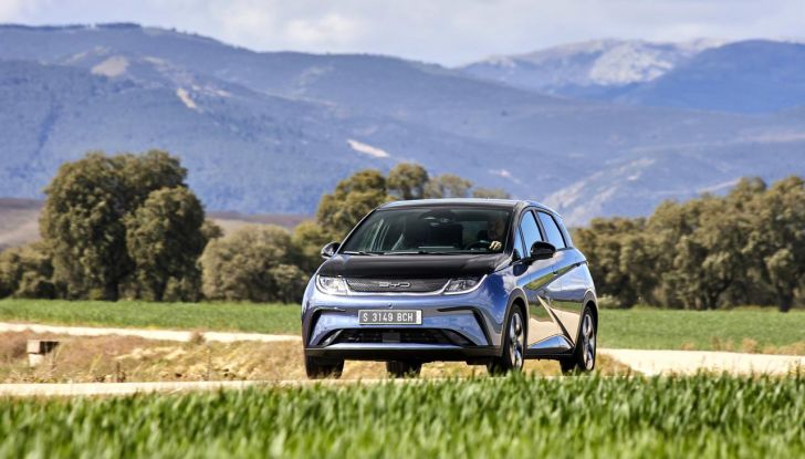 BYD Dolphin: caratteristiche, autonomia, prezzi e prova su strada a Milano - Foto 104 di 136