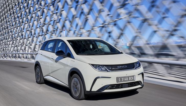 BYD Dolphin: caratteristiche, autonomia, prezzi e prova su strada a Milano - Foto 103 di 136