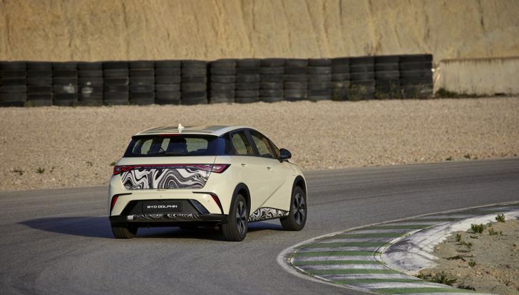 BYD Dolphin: caratteristiche, autonomia, prezzi e prova su strada a Milano - Foto 100 di 136