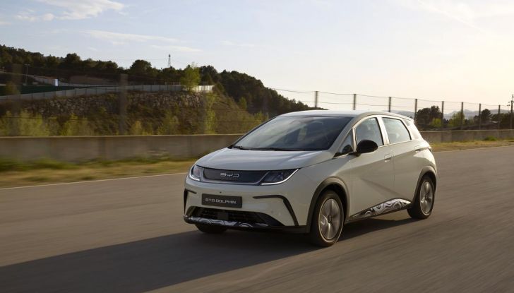BYD Dolphin: caratteristiche, autonomia, prezzi e prova su strada a Milano - Foto 99 di 136