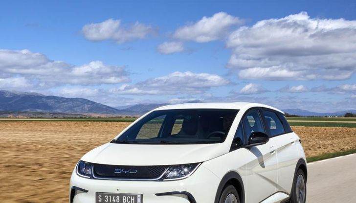 BYD Dolphin: caratteristiche, autonomia, prezzi e prova su strada a Milano - Foto 97 di 136