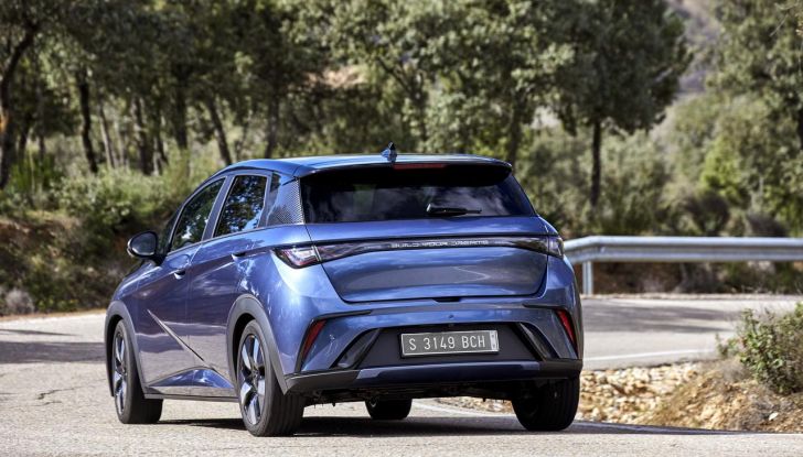 BYD Dolphin: caratteristiche, autonomia, prezzi e prova su strada a Milano - Foto 94 di 136
