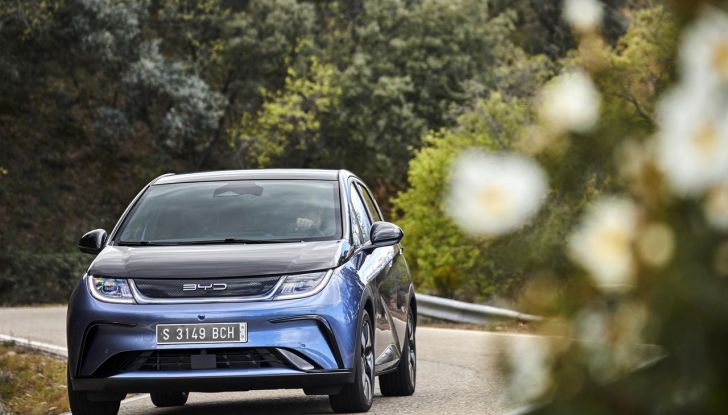BYD Dolphin: caratteristiche, autonomia, prezzi e prova su strada a Milano - Foto 93 di 136