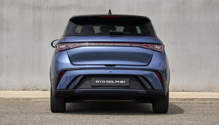 BYD Dolphin: caratteristiche, autonomia, prezzi e prova su strada a Milano - Foto 92 di 136