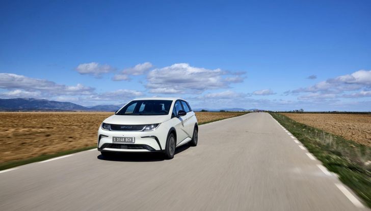 BYD Dolphin: caratteristiche, autonomia, prezzi e prova su strada a Milano - Foto 90 di 136