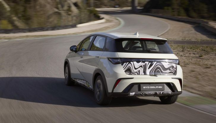 BYD Dolphin: caratteristiche, autonomia, prezzi e prova su strada a Milano - Foto 88 di 136