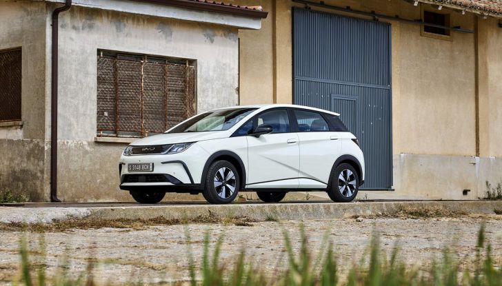 BYD Dolphin: caratteristiche, autonomia, prezzi e prova su strada a Milano - Foto 87 di 136