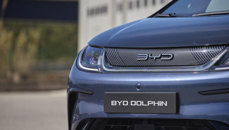 BYD Dolphin: caratteristiche, autonomia, prezzi e prova su strada a Milano - Foto 86 di 136
