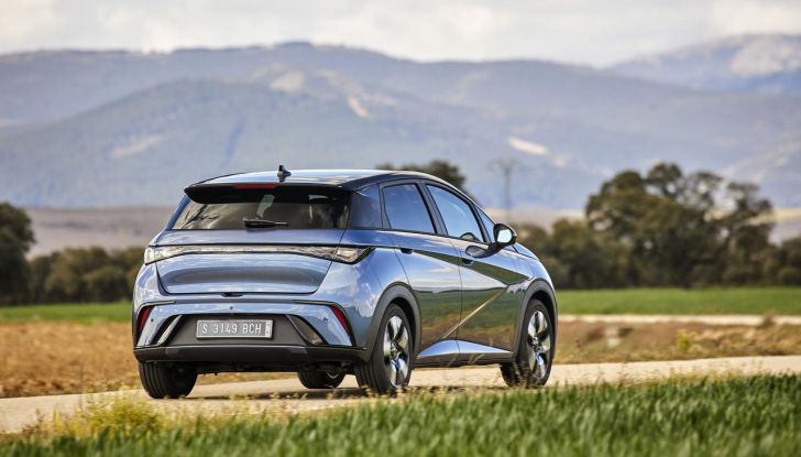 BYD Dolphin: caratteristiche, autonomia, prezzi e prova su strada a Milano - Foto 84 di 136