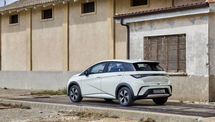 BYD Dolphin: caratteristiche, autonomia, prezzi e prova su strada a Milano - Foto 82 di 136