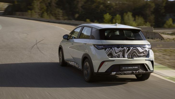 BYD Dolphin: caratteristiche, autonomia, prezzi e prova su strada a Milano - Foto 81 di 136