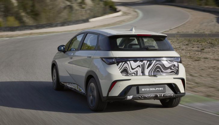 BYD Dolphin: caratteristiche, autonomia, prezzi e prova su strada a Milano - Foto 80 di 136