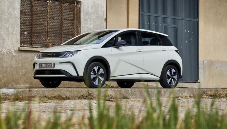 BYD Dolphin: caratteristiche, autonomia, prezzi e prova su strada a Milano - Foto 79 di 136