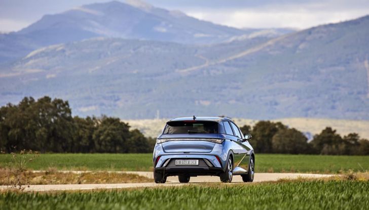 BYD Dolphin: caratteristiche, autonomia, prezzi e prova su strada a Milano - Foto 74 di 136