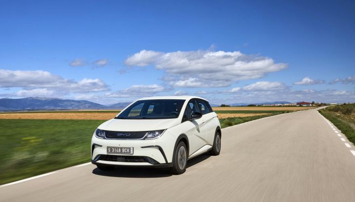 BYD Dolphin: caratteristiche, autonomia, prezzi e prova su strada a Milano - Foto 71 di 136