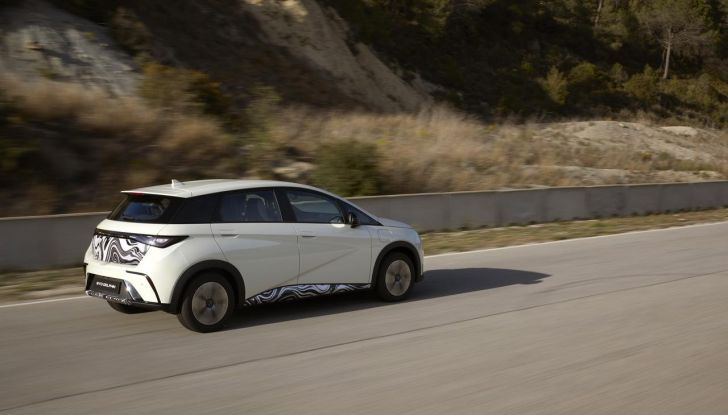BYD Dolphin: caratteristiche, autonomia, prezzi e prova su strada a Milano - Foto 70 di 136