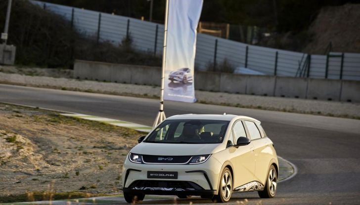 BYD Dolphin: caratteristiche, autonomia, prezzi e prova su strada a Milano - Foto 68 di 136
