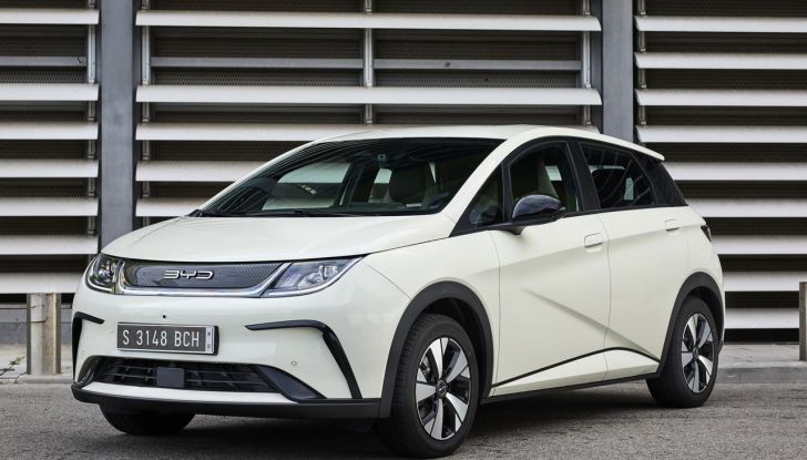 BYD Dolphin: caratteristiche, autonomia, prezzi e prova su strada a Milano - Foto 65 di 136