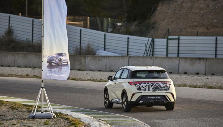 BYD Dolphin: caratteristiche, autonomia, prezzi e prova su strada a Milano - Foto 62 di 136