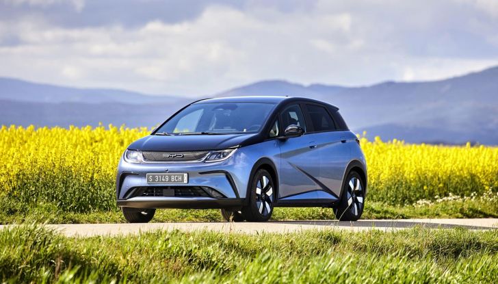 BYD Dolphin: caratteristiche, autonomia, prezzi e prova su strada a Milano - Foto 58 di 136