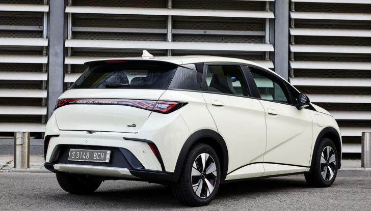 BYD Dolphin: caratteristiche, autonomia, prezzi e prova su strada a Milano - Foto 56 di 136