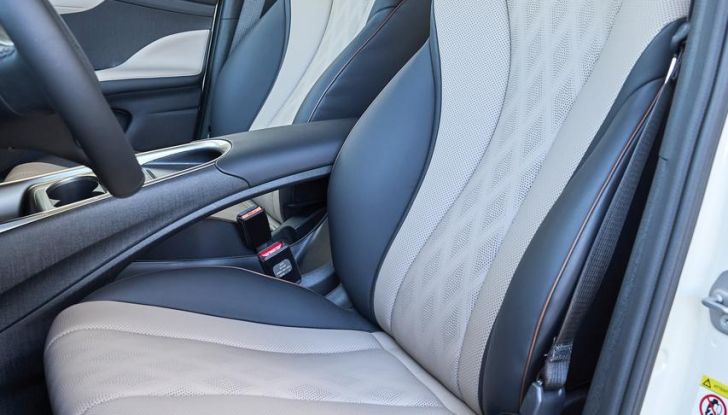 BYD Dolphin: caratteristiche, autonomia, prezzi e prova su strada a Milano - Foto 55 di 136