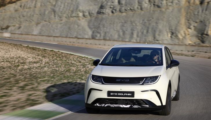 BYD Dolphin: caratteristiche, autonomia, prezzi e prova su strada a Milano - Foto 53 di 136