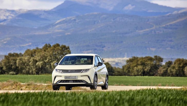 BYD Dolphin: caratteristiche, autonomia, prezzi e prova su strada a Milano - Foto 50 di 136