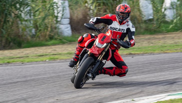 Ducati Hypermotard 698 Mono: il nuovo riferimento per le Supermotard stradali - Foto 4 di 9