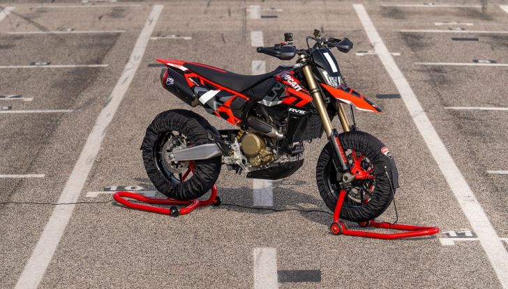 Ducati Hypermotard 698 Mono: il nuovo riferimento per le Supermotard stradali - Foto 7 di 9