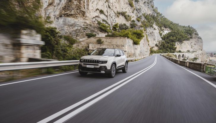 Jeep Avenger e-Hybrid: caratteristiche, design, motore e allestimenti - Foto 13 di 14