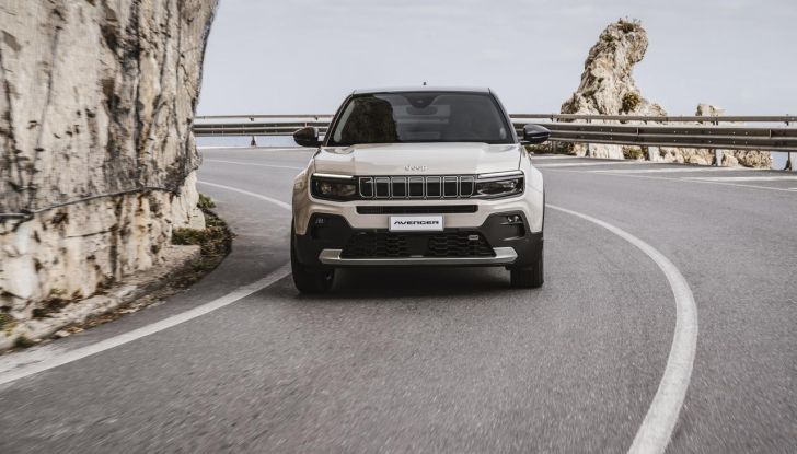 Jeep Avenger e-Hybrid: caratteristiche, design, motore e allestimenti - Foto 3 di 14