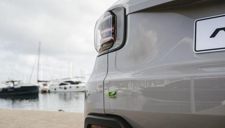 Jeep Avenger e-Hybrid: caratteristiche, design, motore e allestimenti - Foto 9 di 14