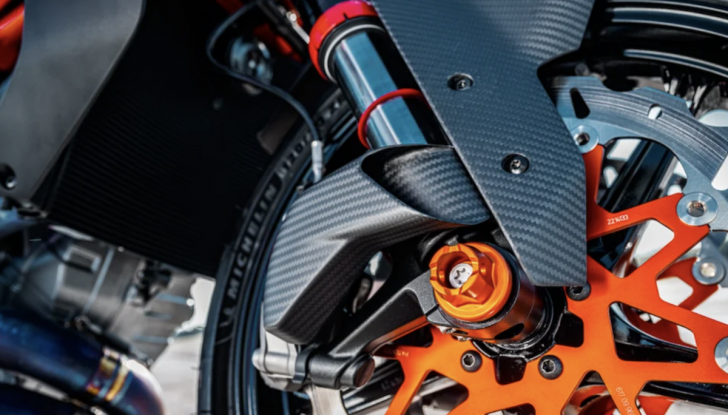 Ktm 1390 Super Duke R e R Evo: hypernaked ai massimi livelli - Foto 10 di 11