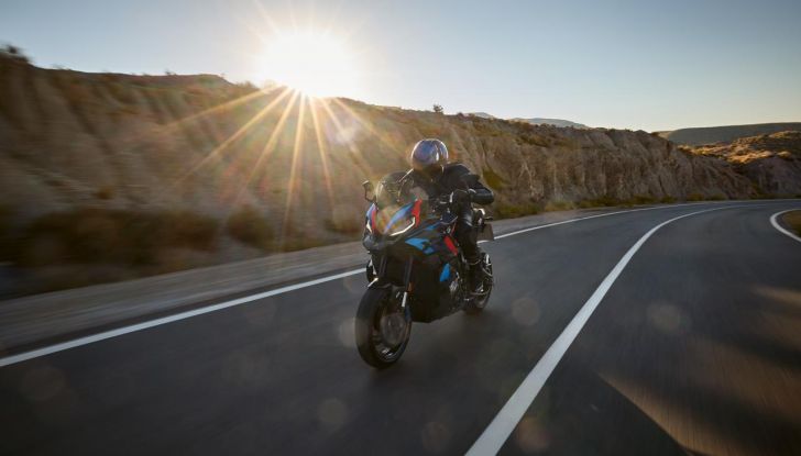 Nuova BMW M 1000 XR: caratteristiche, design e motore della nuova sportiva tedesca - Foto 2 di 70