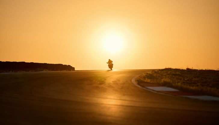 Nuova BMW M 1000 XR: caratteristiche, design e motore della nuova sportiva tedesca - Foto 29 di 70