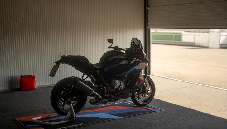 Nuova BMW M 1000 XR: caratteristiche, design e motore della nuova sportiva tedesca - Foto 45 di 70