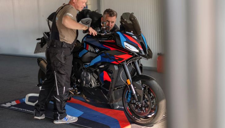 Nuova BMW M 1000 XR: caratteristiche, design e motore della nuova sportiva tedesca - Foto 46 di 70