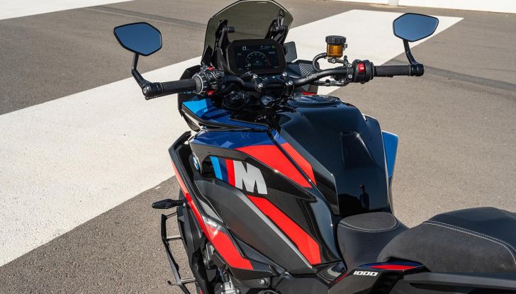 Nuova BMW M 1000 XR: caratteristiche, design e motore della nuova sportiva tedesca - Foto 10 di 70