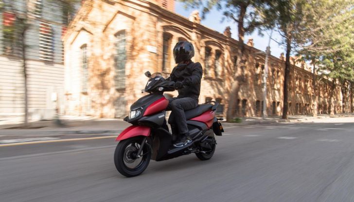 Yamaha RayZR: caratteristiche e colorazioni del nuovo scooter per la città - Foto 4 di 23